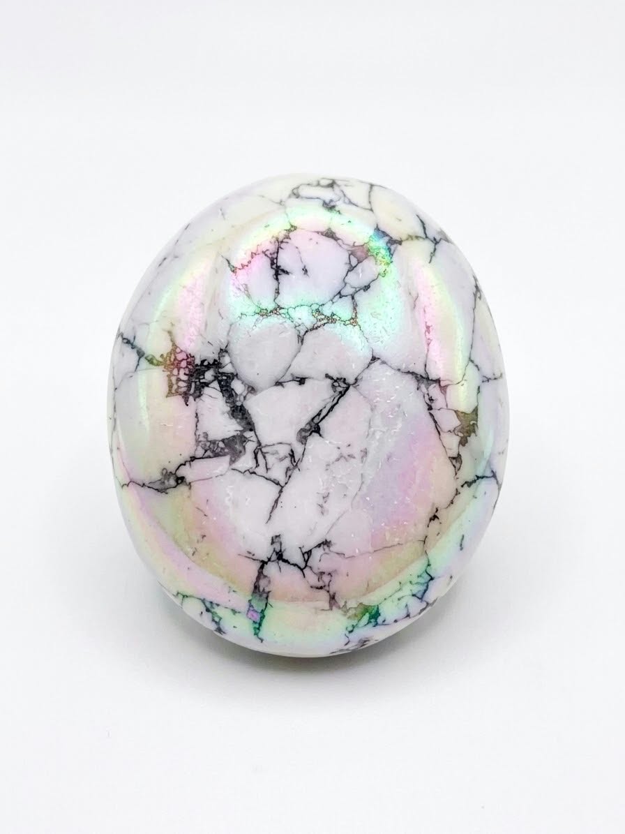 Howlite Aura Arc‑en‑ciel – Calme, Clarté & Énergie Lumineuse