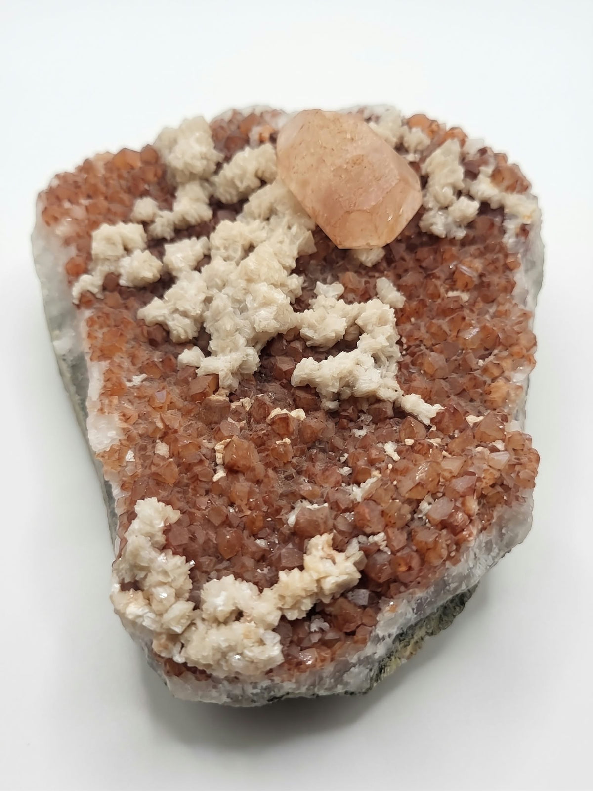 Quartz hématoïde, barytine et calcite pêche