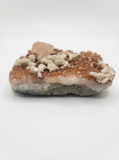 Quartz hématoïde, barytine et calcite pêche